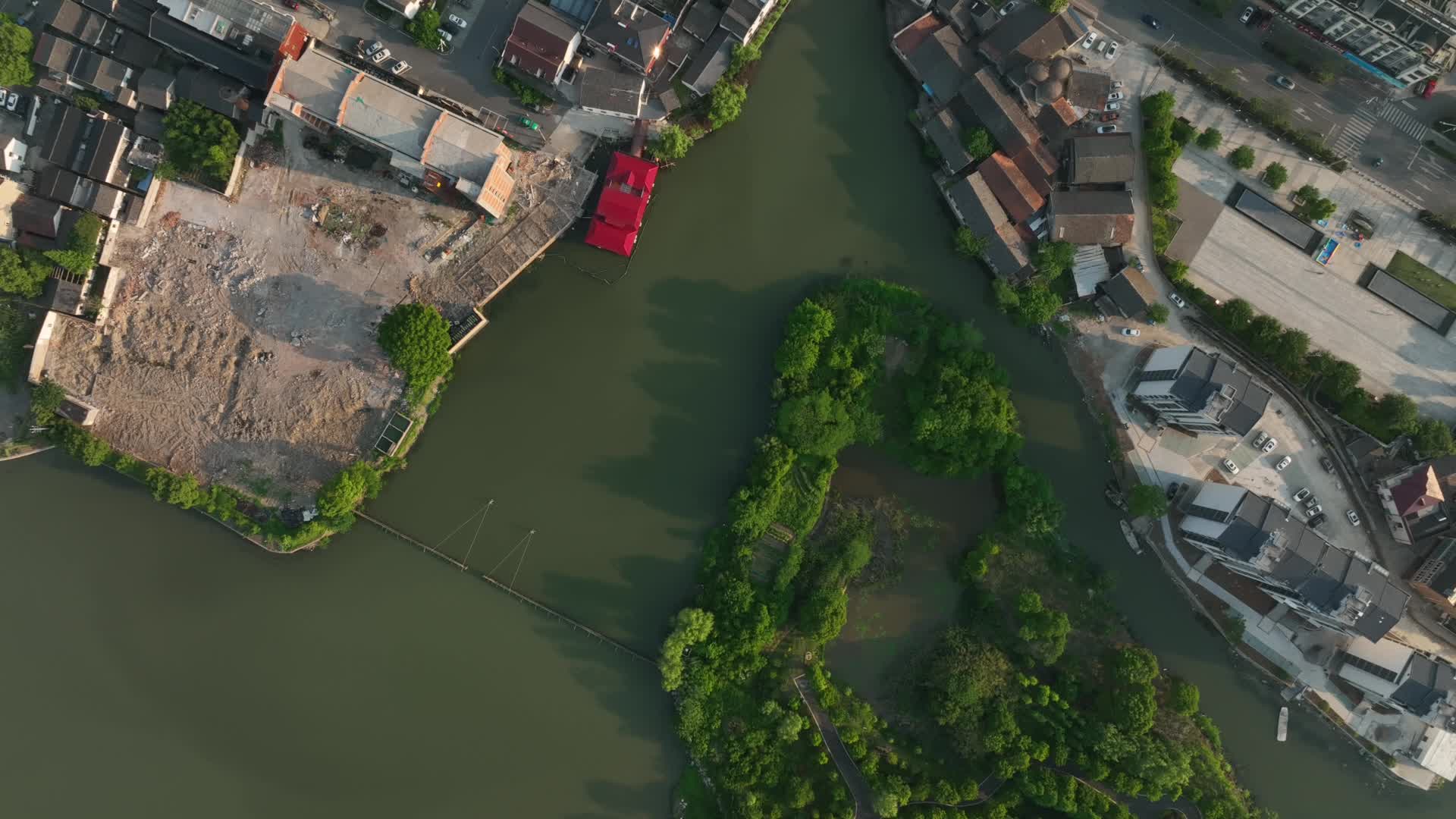 德清县洛舍镇航拍河边船视频的预览图