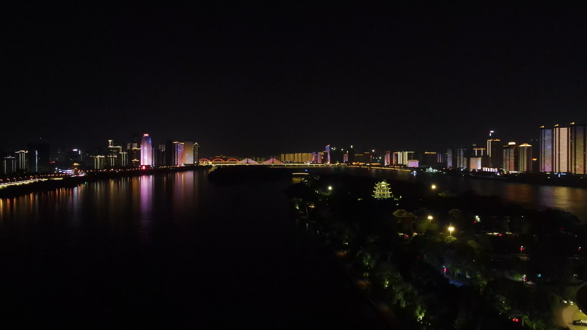 长沙橘子洲大桥夜景交通航拍视频的预览图