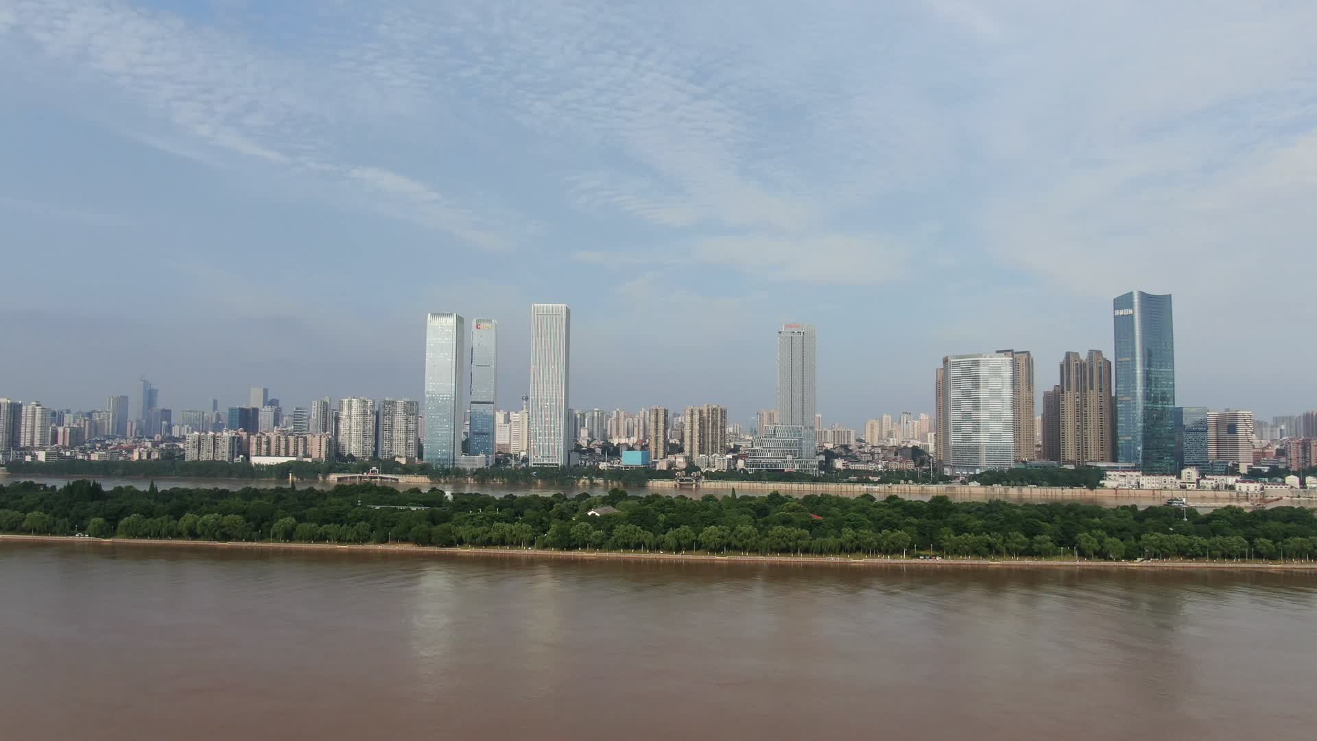 航拍湖南长沙湘江万达广场视频的预览图