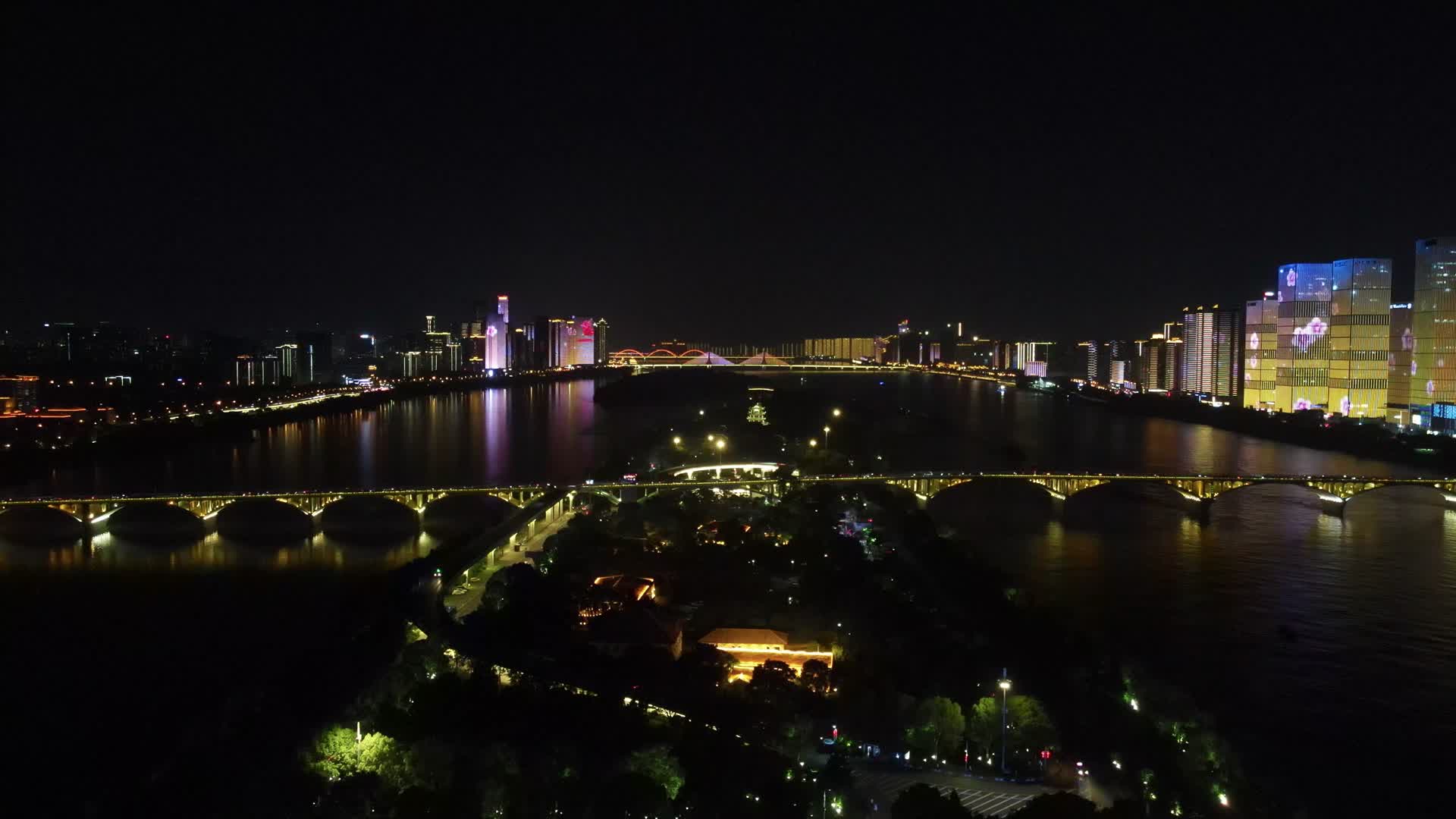 湖南长沙湘江两岸夜景灯光航拍视频的预览图