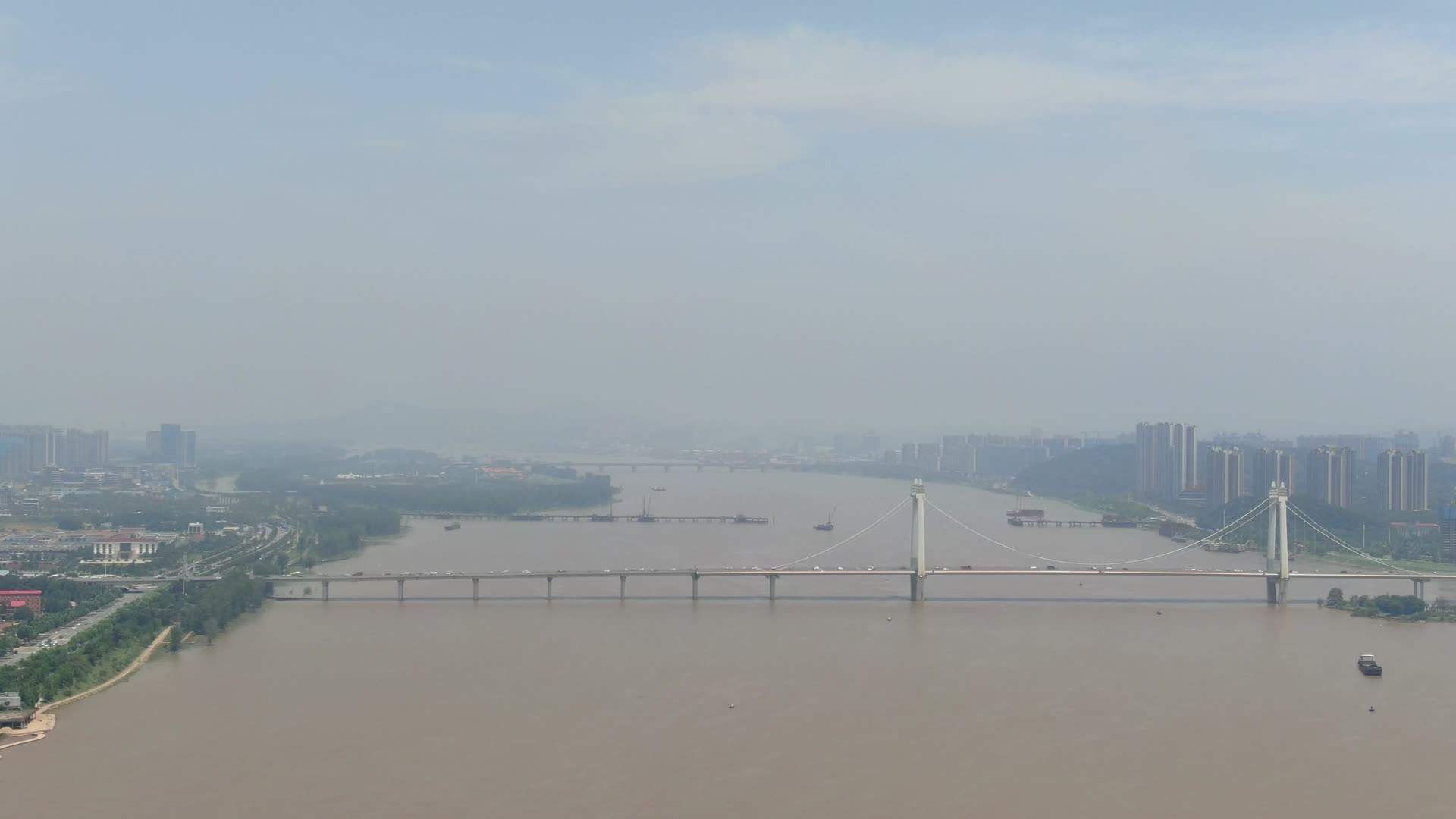 长沙湘江春季涨洪水航拍视频的预览图