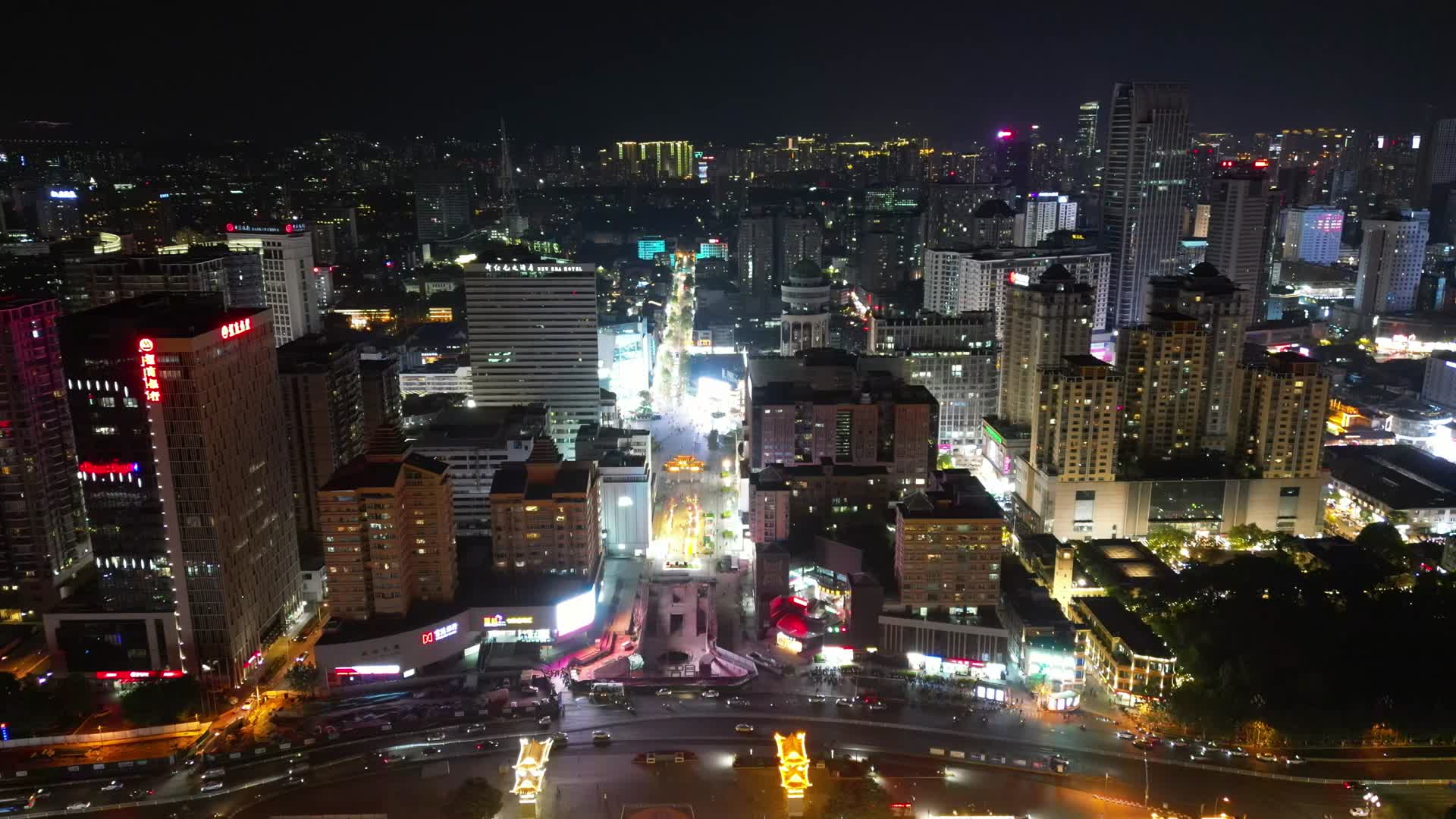 航拍云南昆明步行街夜景视频的预览图