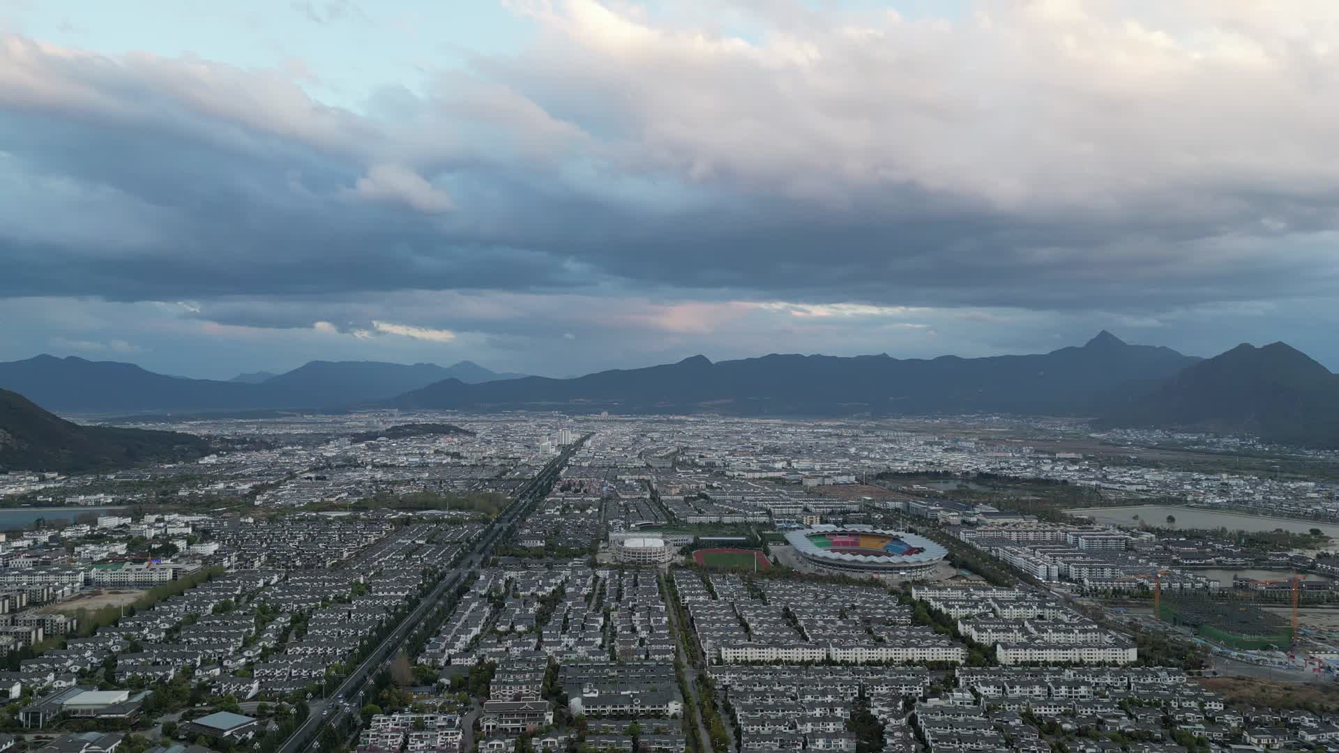 航拍云南丽江城市大景视频的预览图