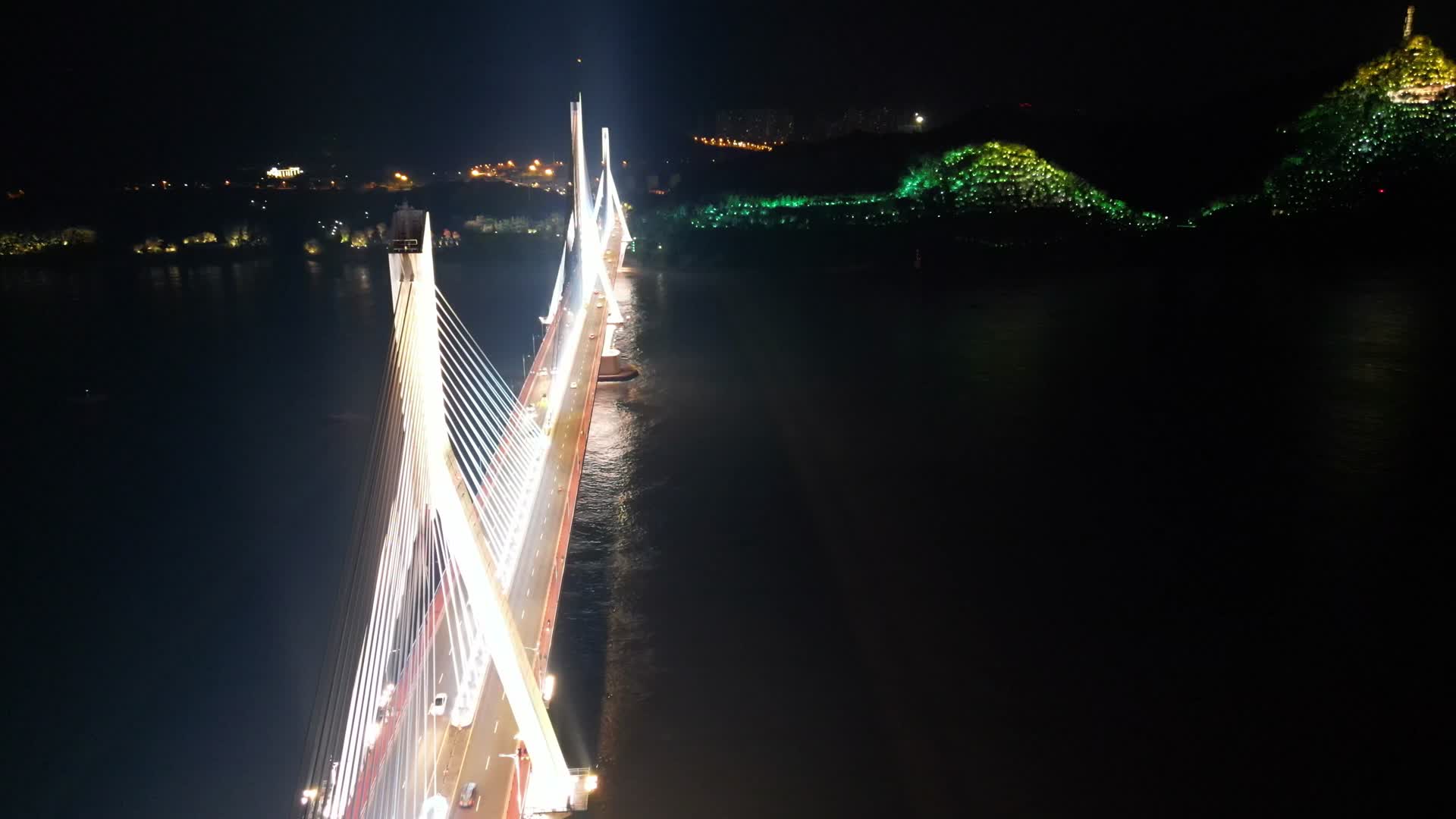 城市航拍宜昌夷陵长江大桥夜景灯光秀视频的预览图
