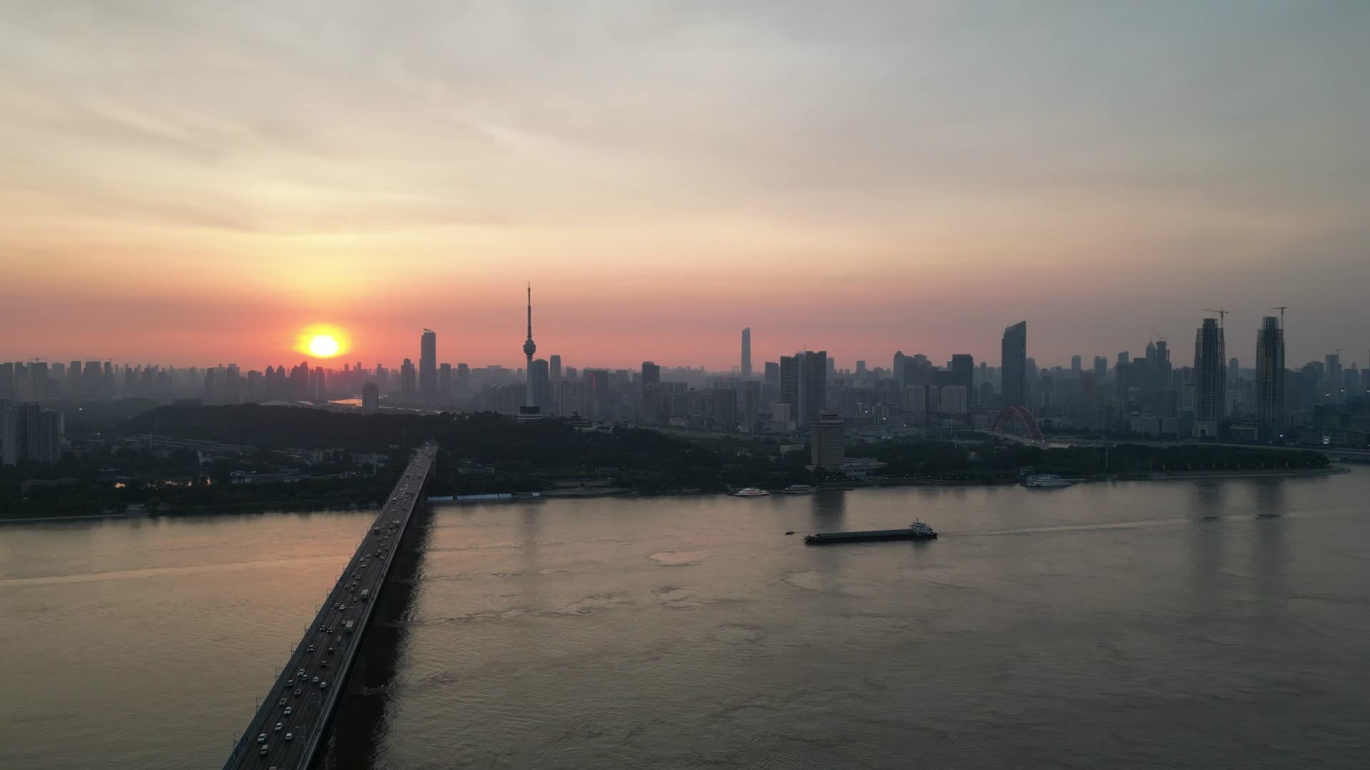 航拍湖北武汉长江大桥日落晚霞夕阳视频的预览图