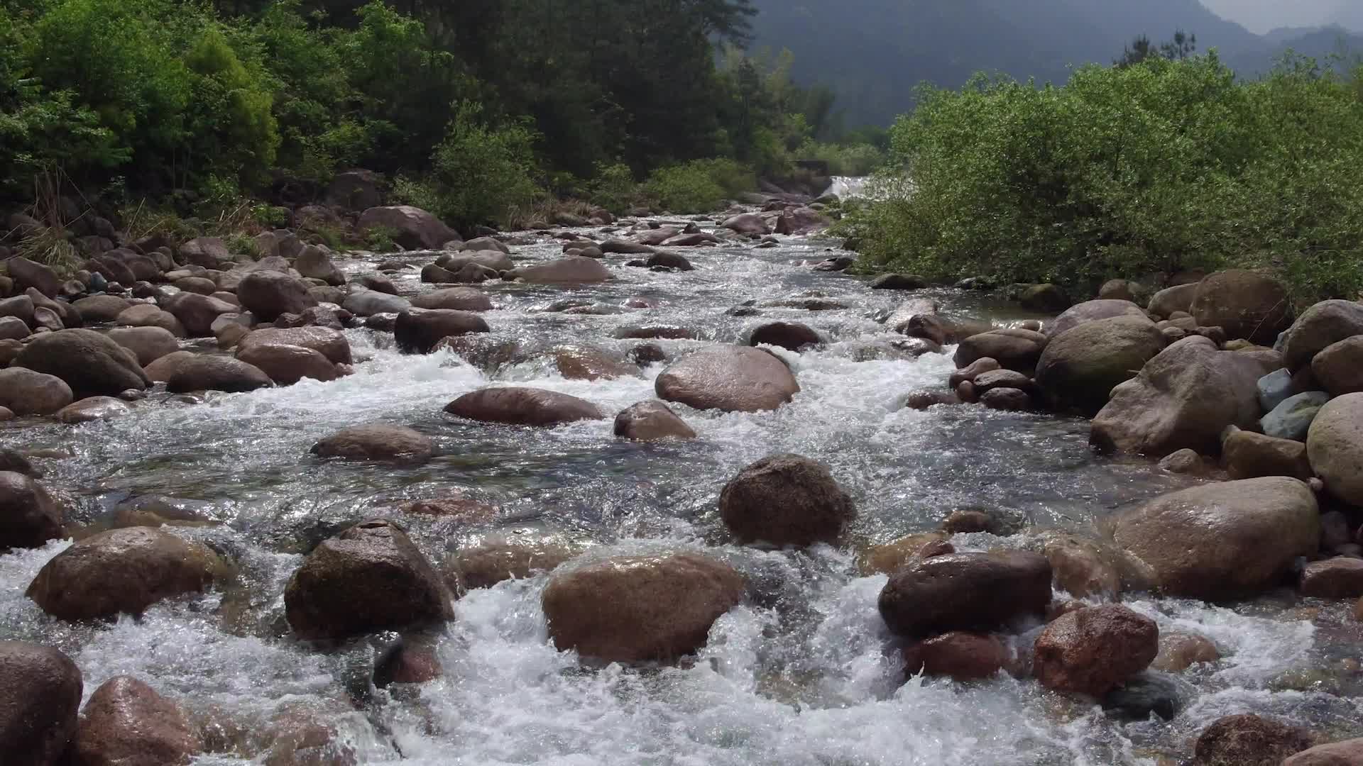 德清莫干山云雾航拍河流石头航拍视频的预览图