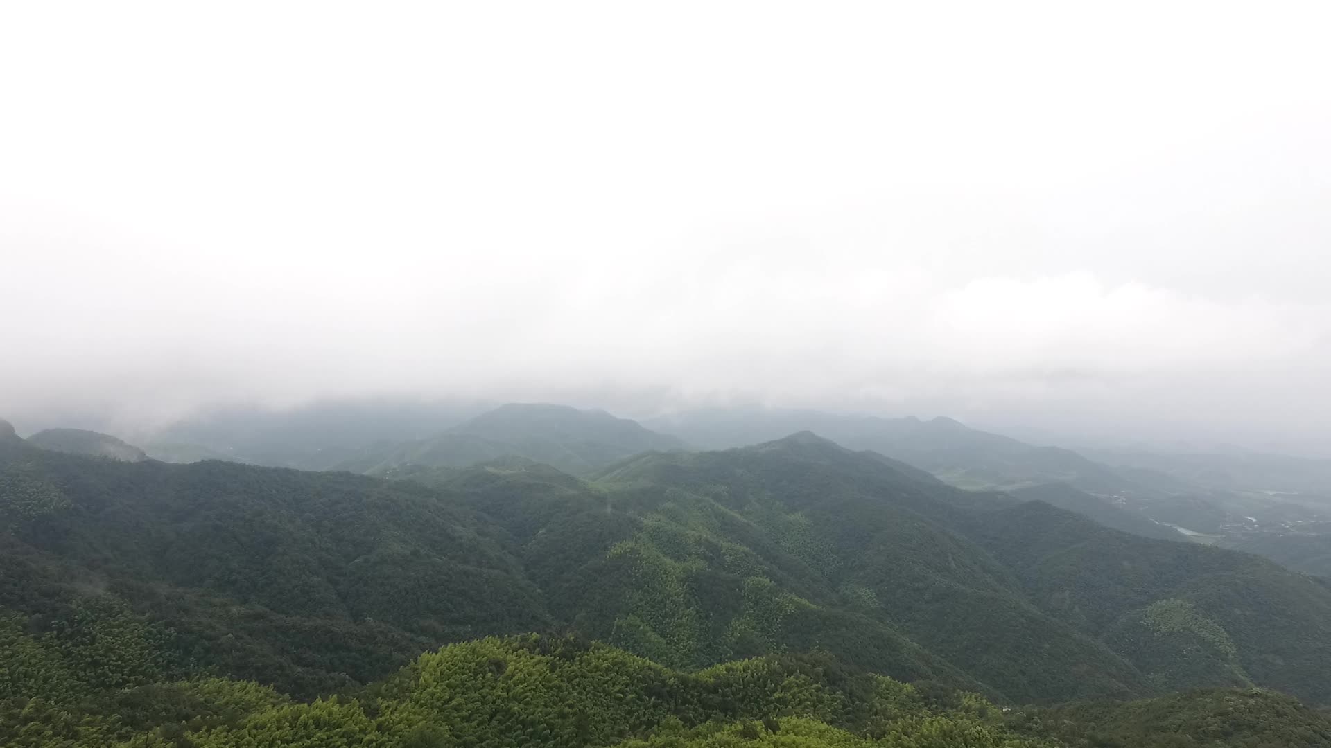 德清莫干山云雾航拍水气视频的预览图
