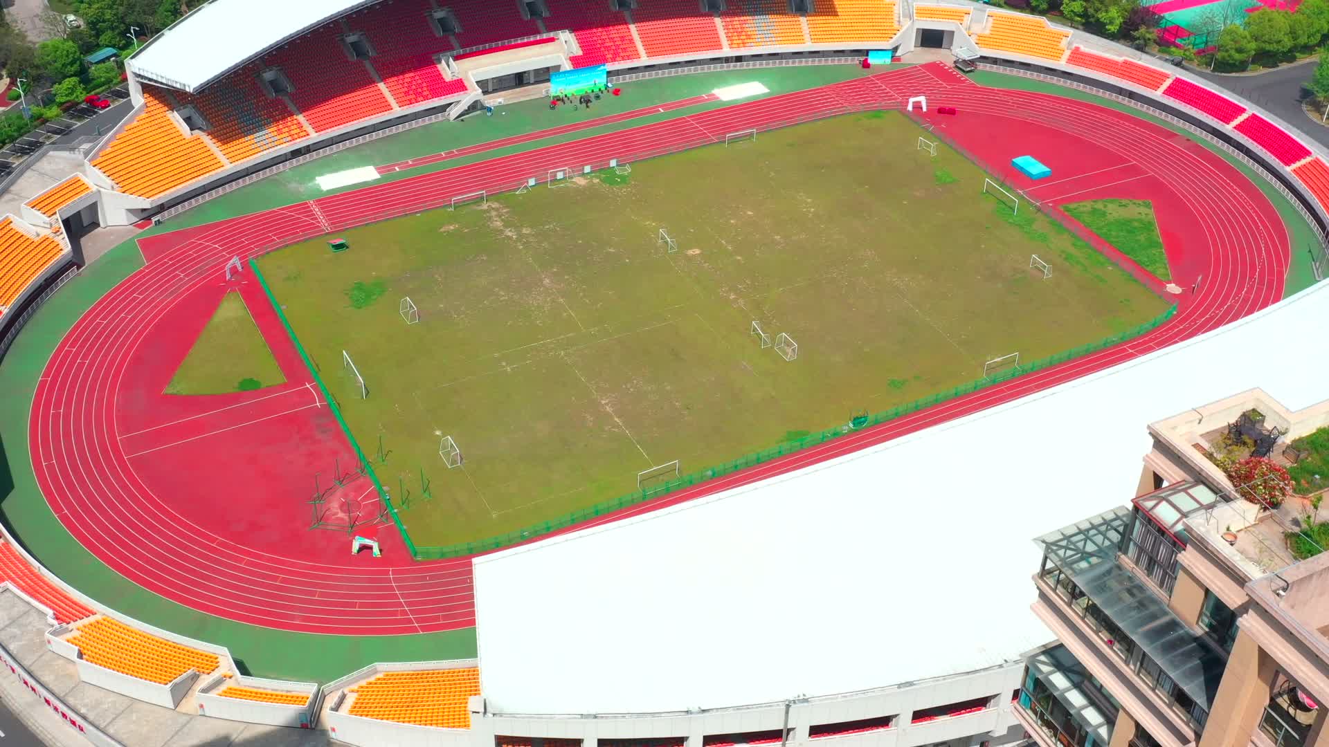 4k拍摄德清县体育中心航拍视频的预览图