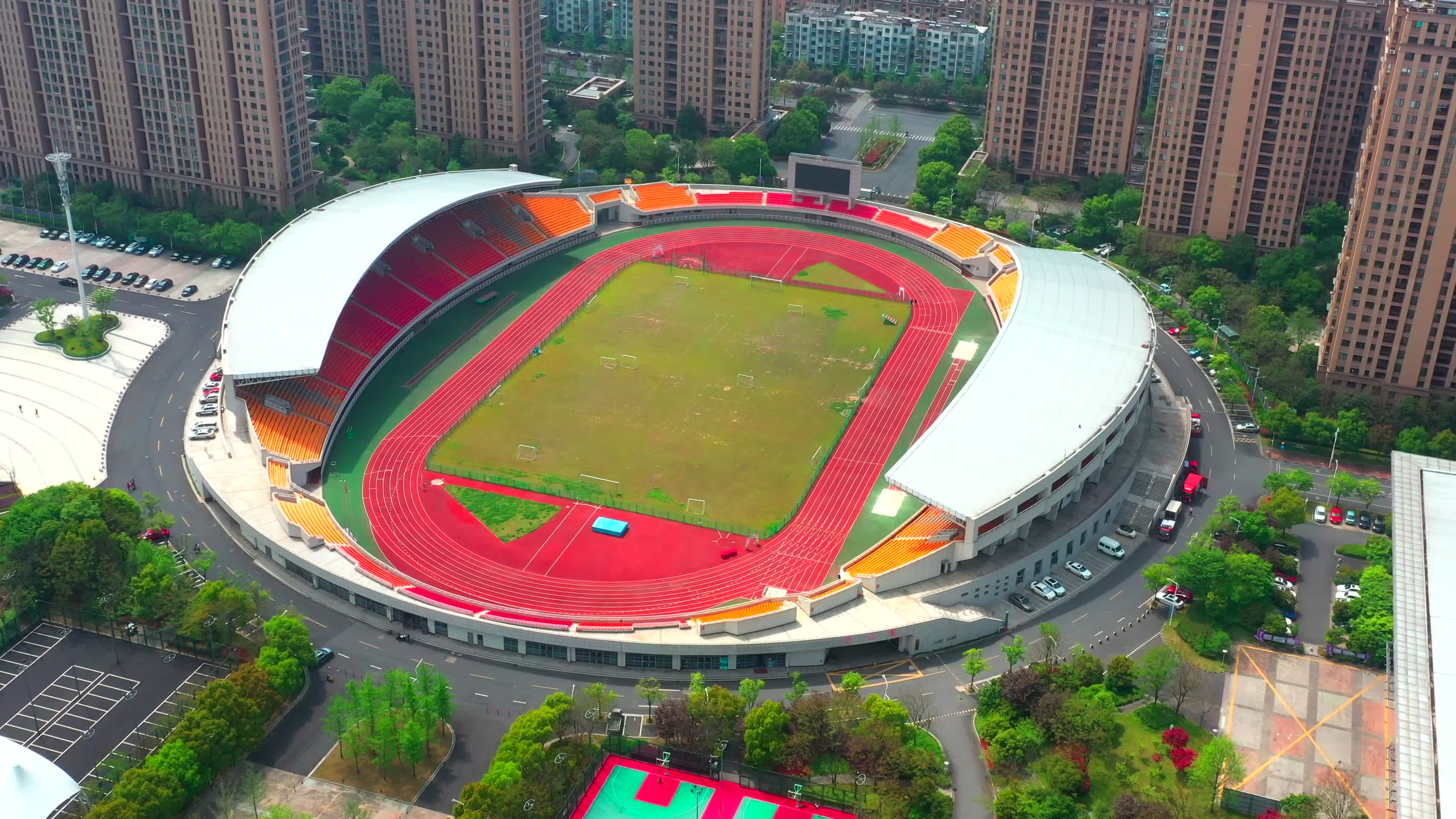 4k拍摄德清县体育中心航拍视频的预览图