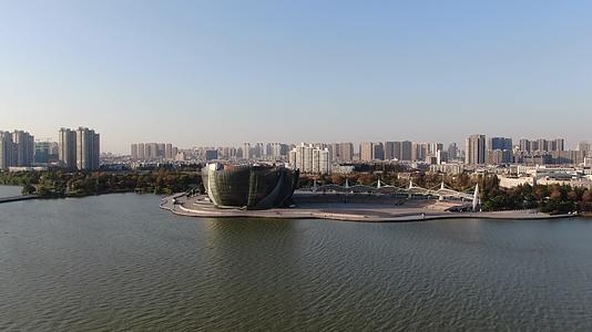航拍江苏徐州云龙湖景区徐州音乐厅视频的预览图