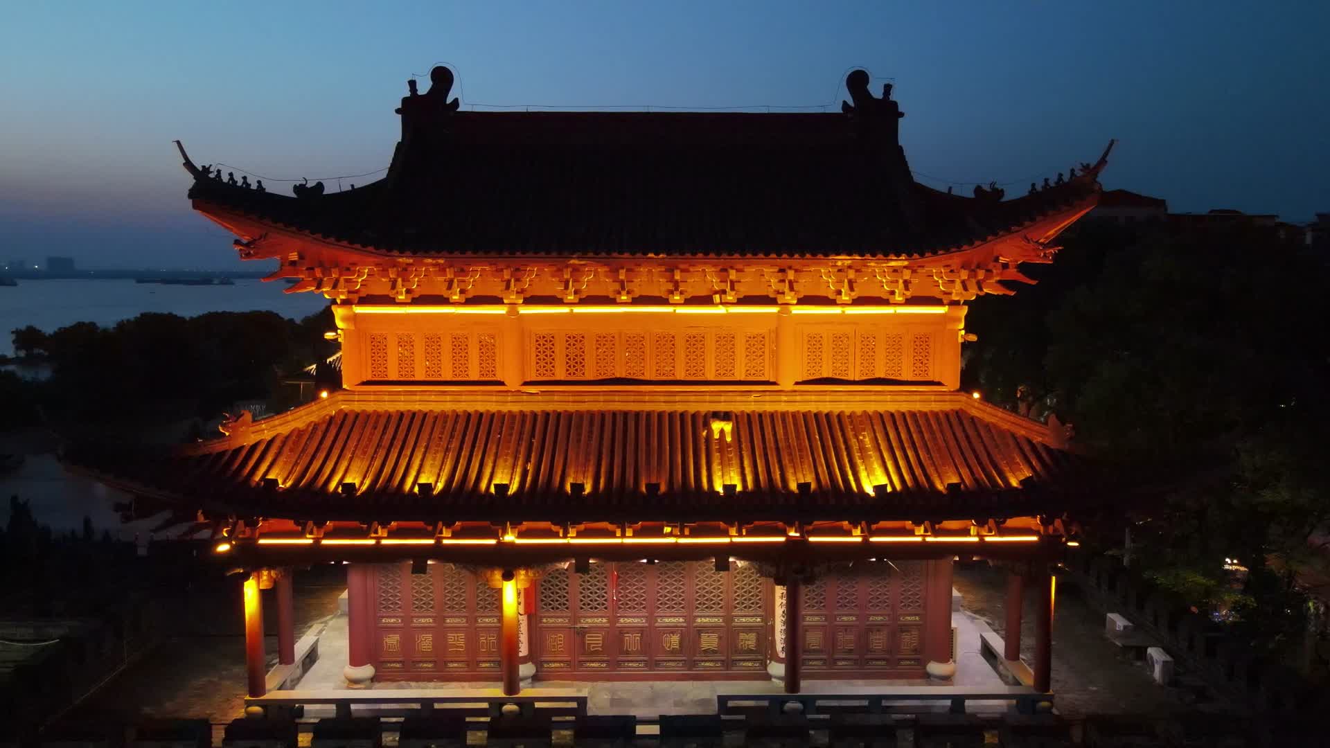 湖南岳阳瞻岳门巴陵广场夜景航拍视频的预览图