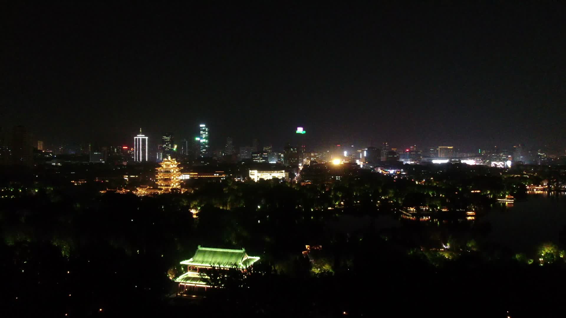山东济南大明湖5A景区夜景航拍视频的预览图