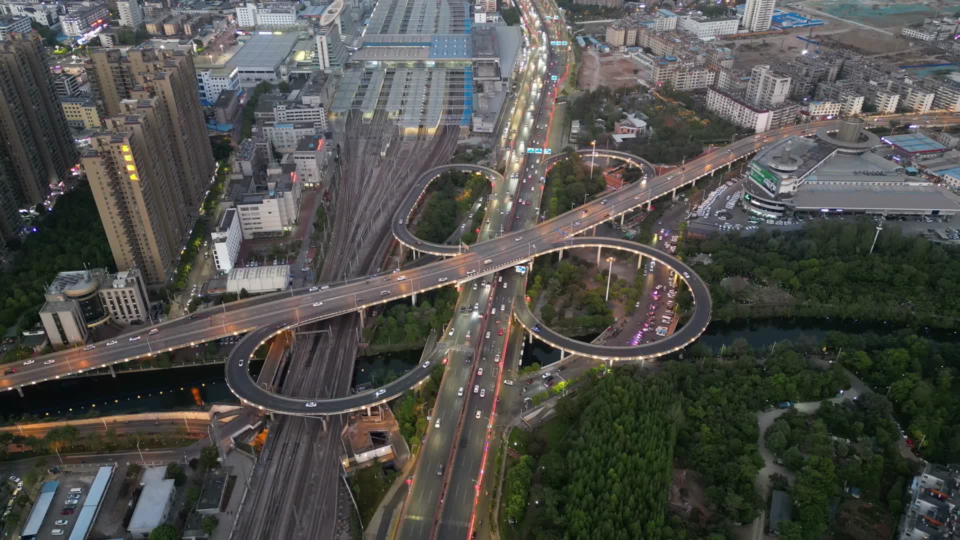 云南昆明观南立交桥夜景灯光航拍交通视频的预览图