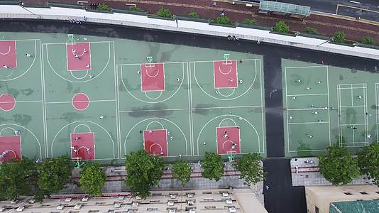 航拍运动场打篮球踢足球比赛视频的预览图