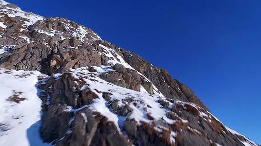穿越机飞越雪山峡谷山川视频的预览图