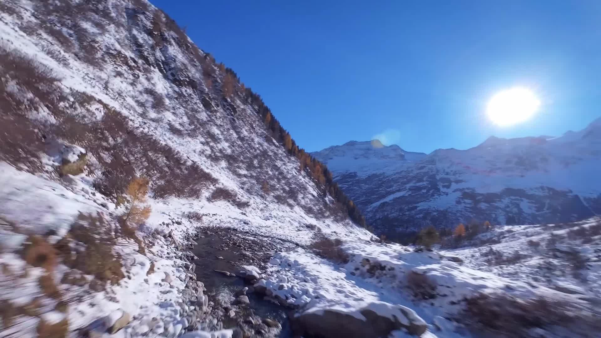 穿越机飞越雪山峡谷山川视频的预览图