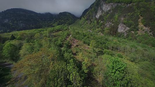 穿越机飞越群山峡谷山脊森林视频的预览图