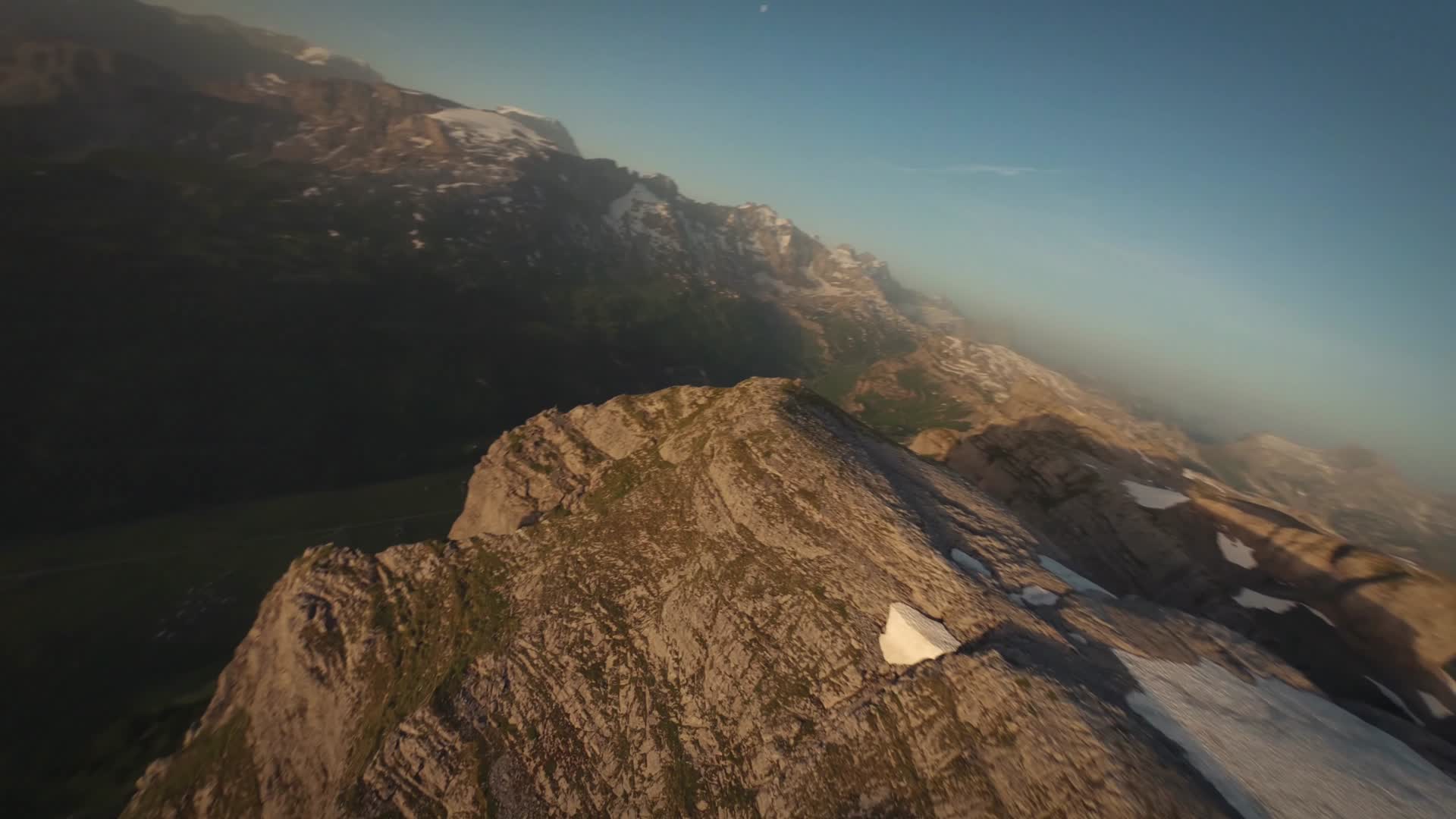 穿越机飞越群山峡谷山脊森林视频的预览图