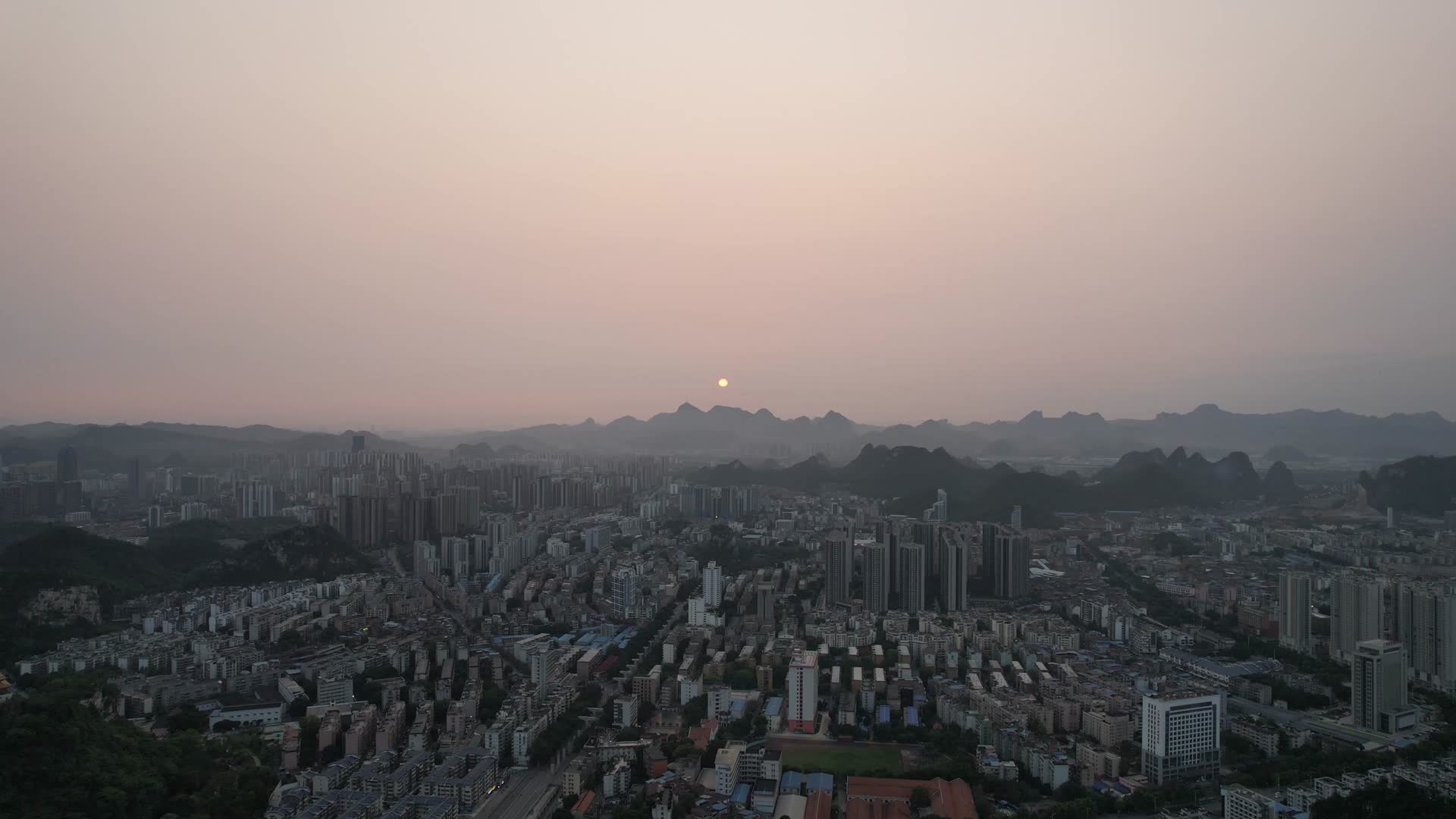 航拍广西柳州城市日出视频的预览图