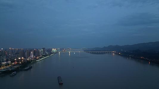 长江风光交通桥梁高楼航拍视频的预览图