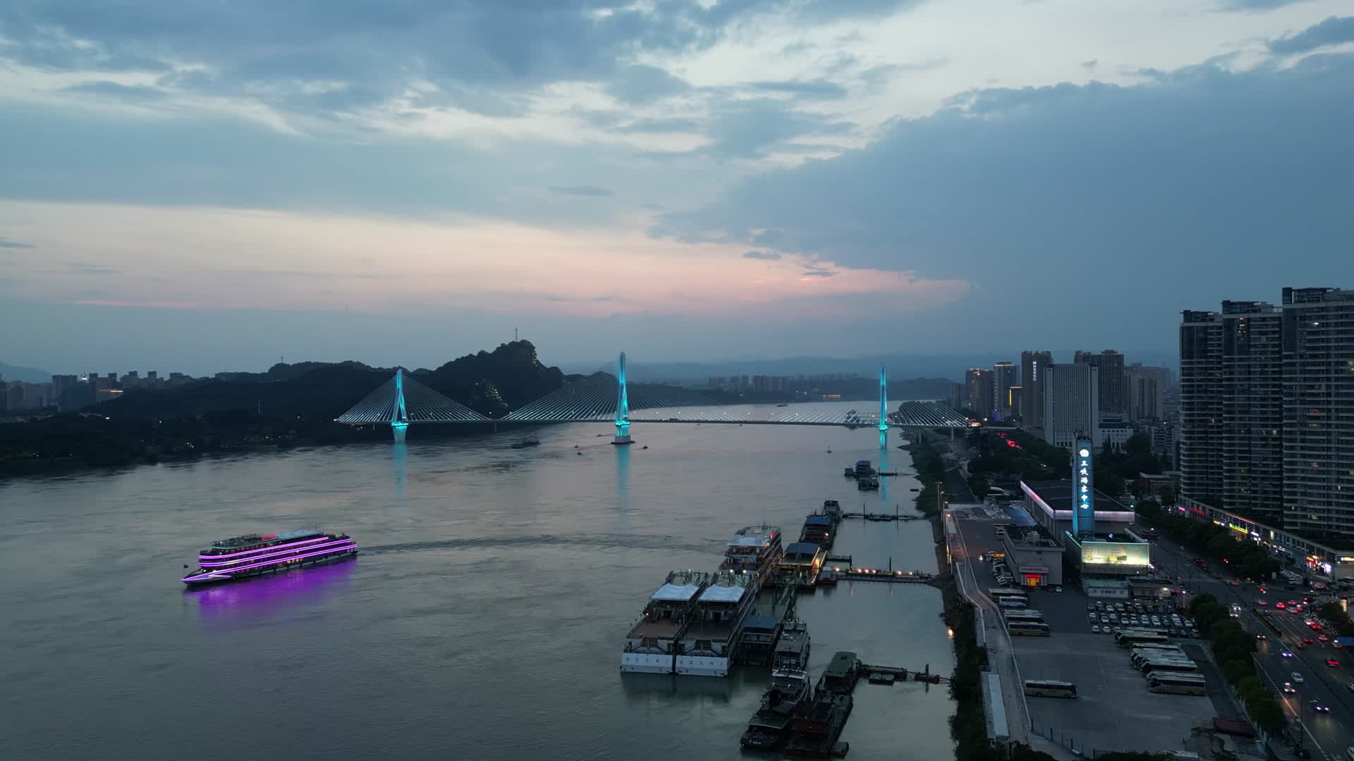 宜昌长江大桥夜景航拍视频的预览图