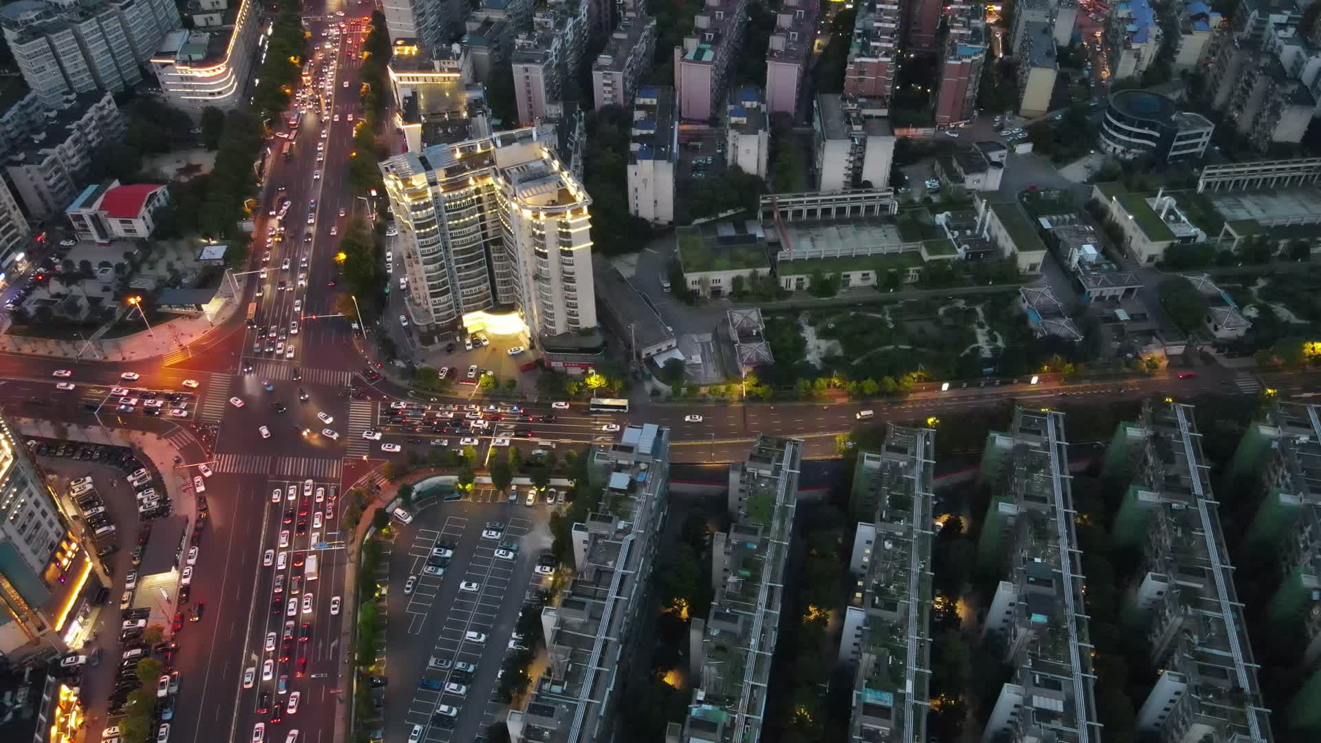 城市风光交通车辆行驶航拍视频的预览图