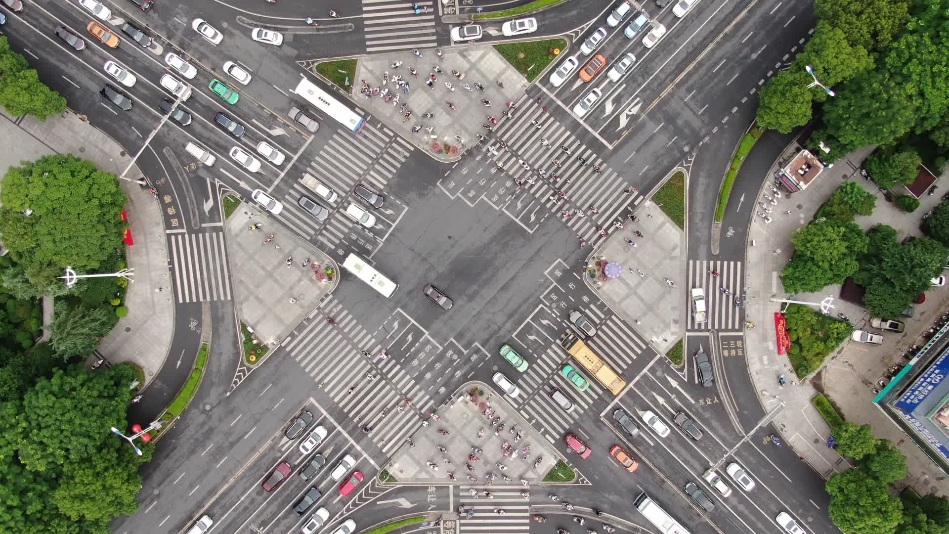 城市风光交通车辆行驶航拍视频的预览图