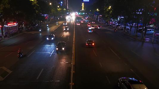 城市大道夜景交通车辆行驶视频的预览图