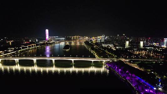 航拍广西柳州柳江夜景文昌大桥视频的预览图