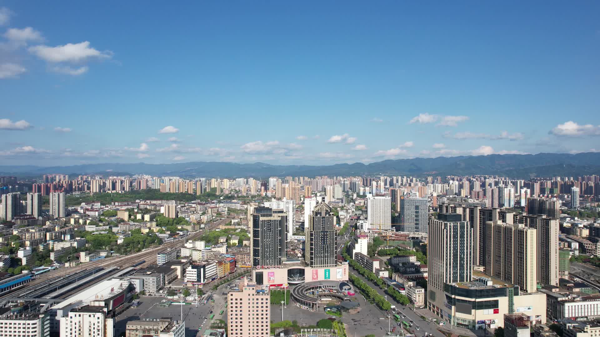 城市蓝天白云天际线航拍视频的预览图