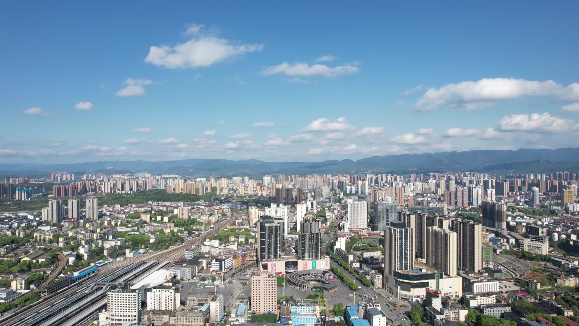 城市蓝天白云天际线航拍视频的预览图