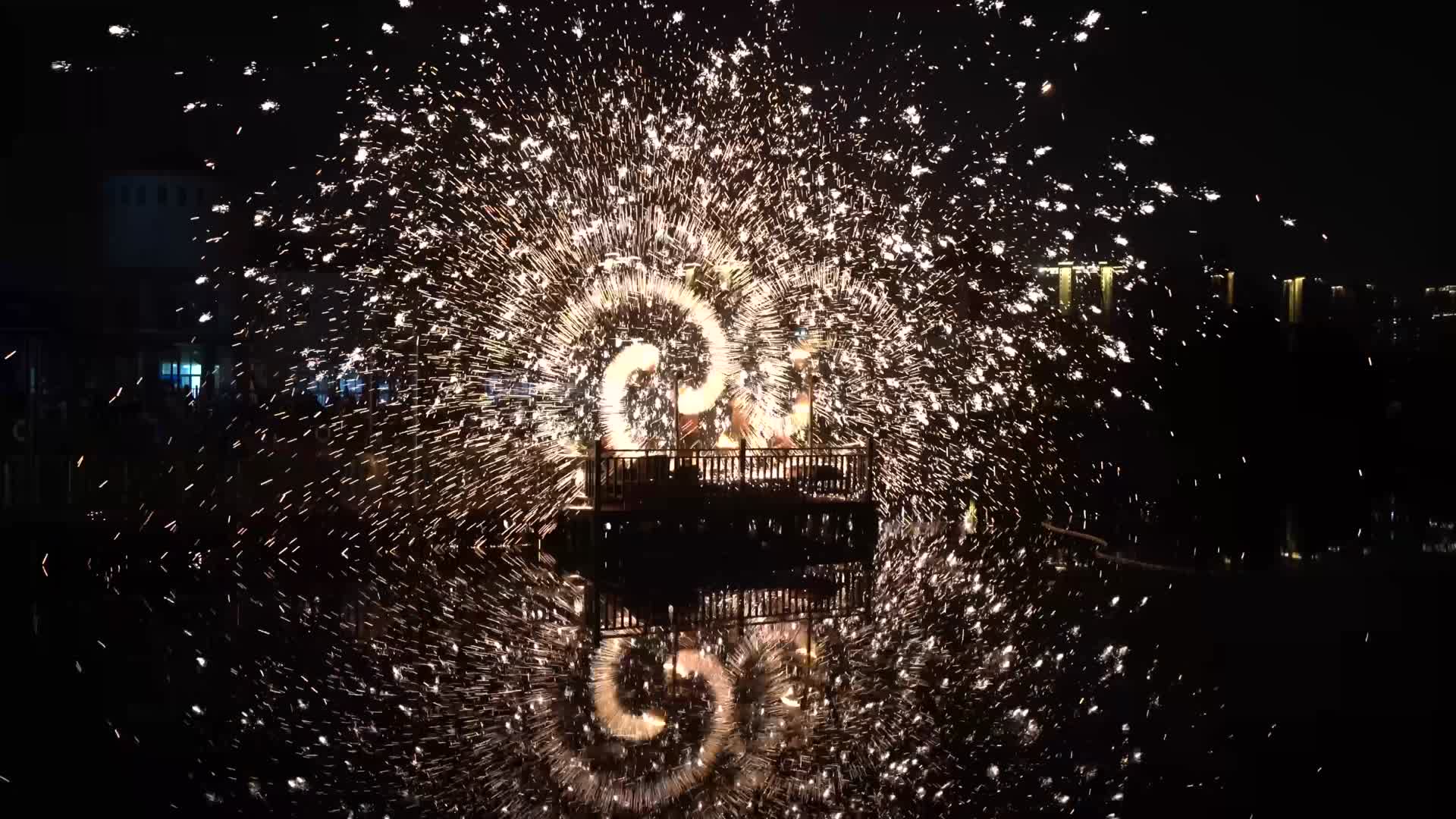 新年传统非遗民俗铁水打火花视频的预览图