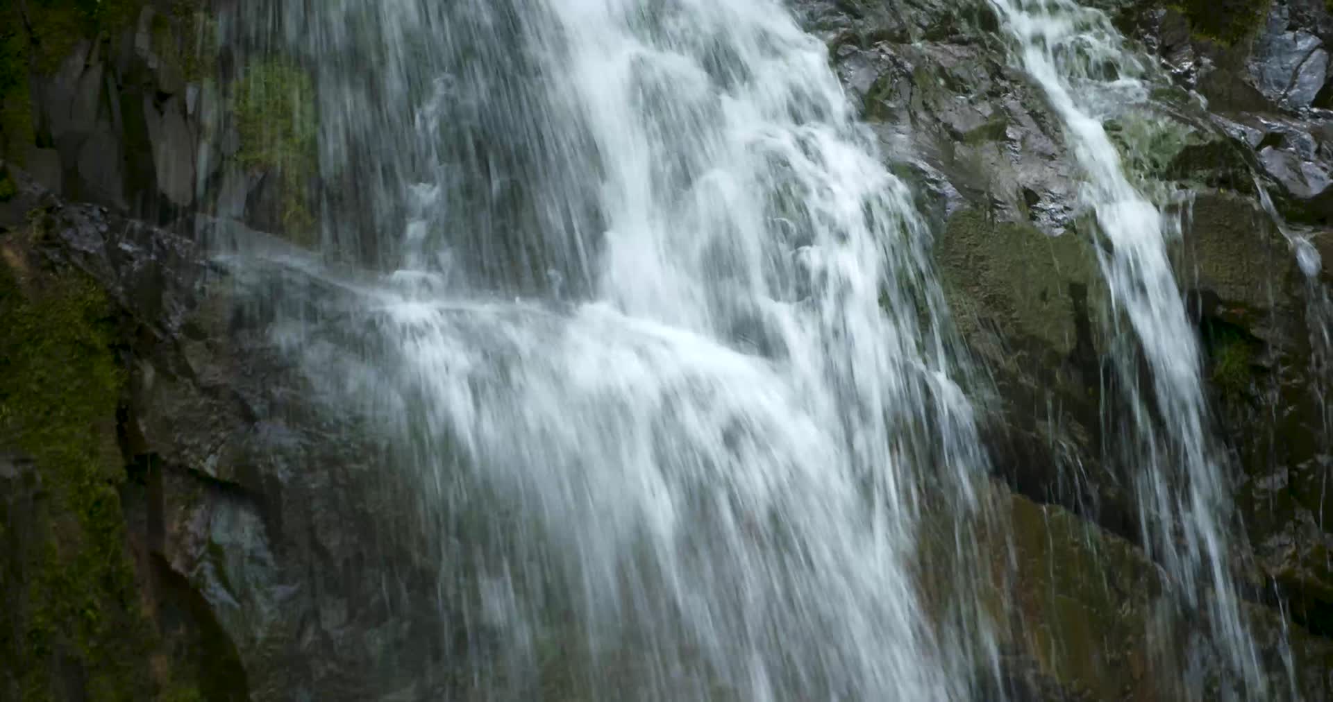 鼎湖山瀑布近景视频的预览图