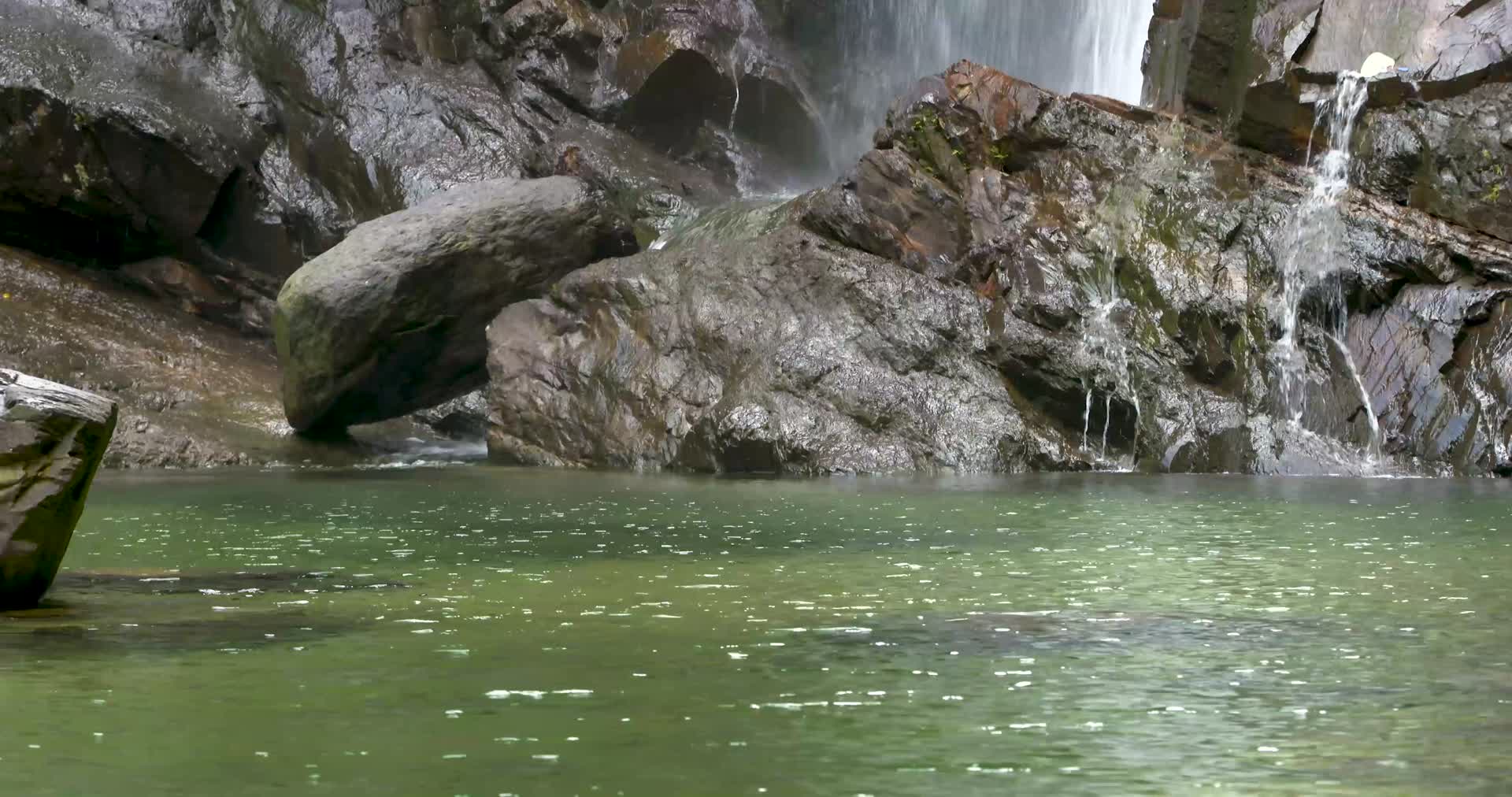 4kl1鼎湖山瀑布摇拍视频的预览图