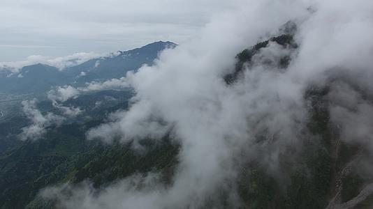 山间云雾航拍视频的预览图