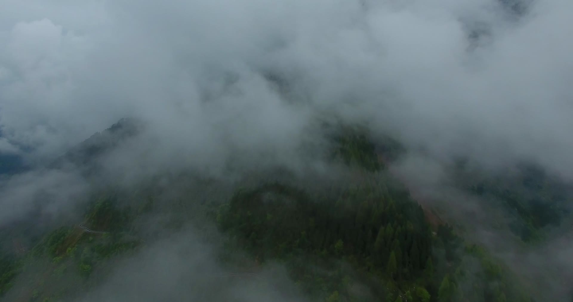 山间云雾航拍视频的预览图