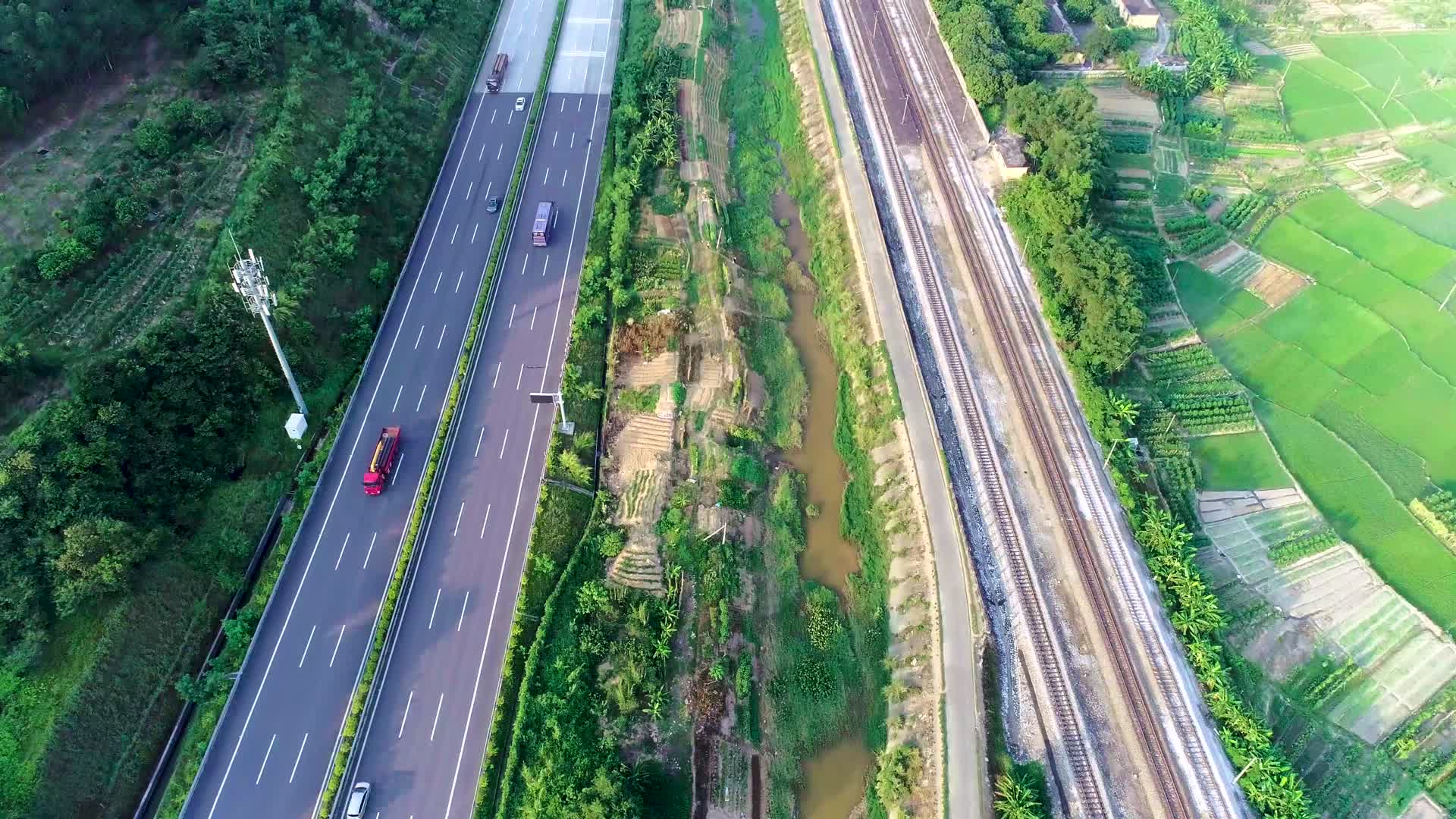 4kl1蕉园村公路铁路航拍视频的预览图
