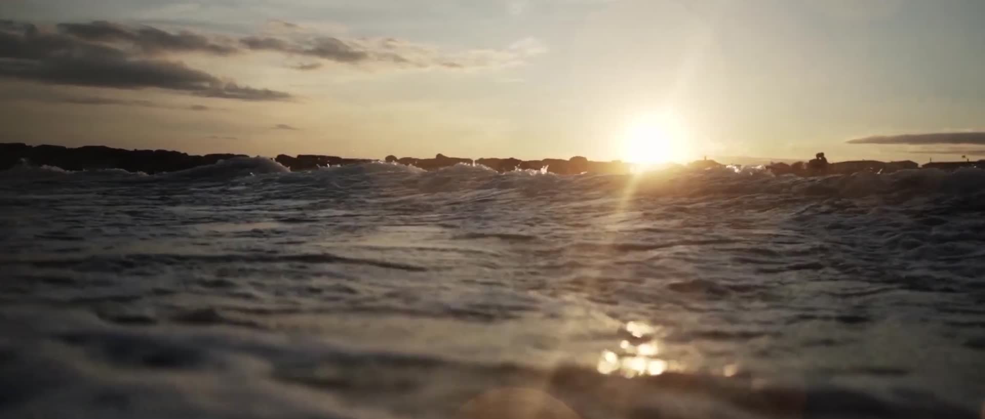 傍晚海面人群玩耍冲浪戏水日落夕阳视频的预览图