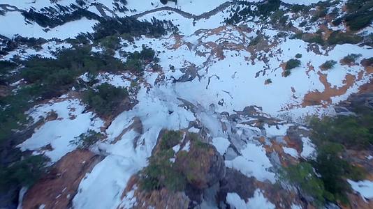 穿越机飞越雪山峡谷山川森林视频的预览图