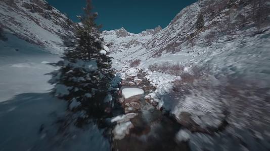 穿越机飞越雪山峡谷河流视频的预览图
