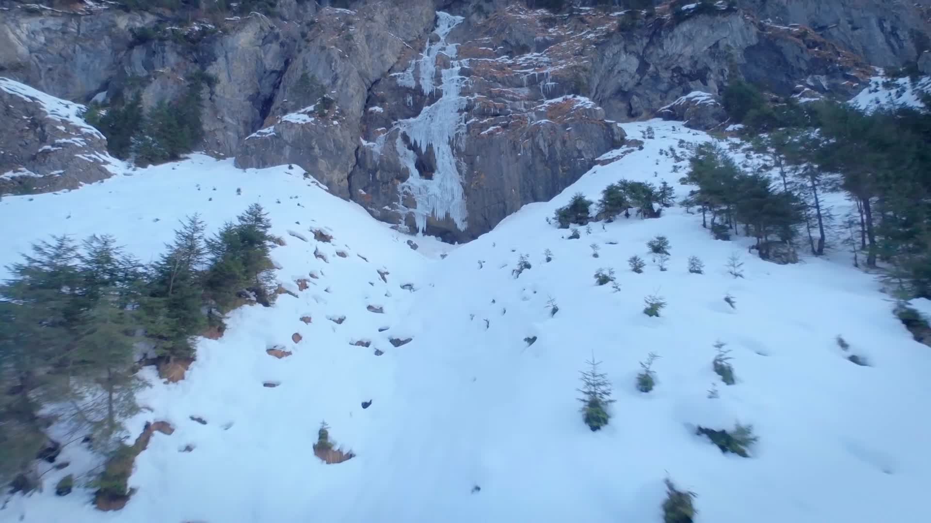 穿越机飞越雪山峡谷冰川视频的预览图