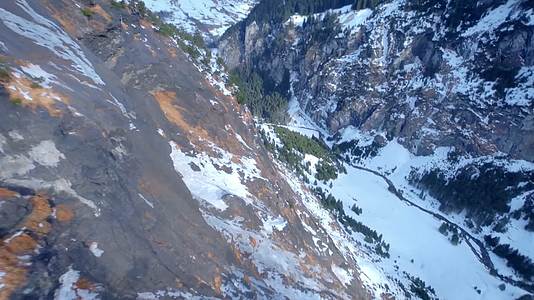 穿越机飞越雪山峡谷山川森林视频的预览图