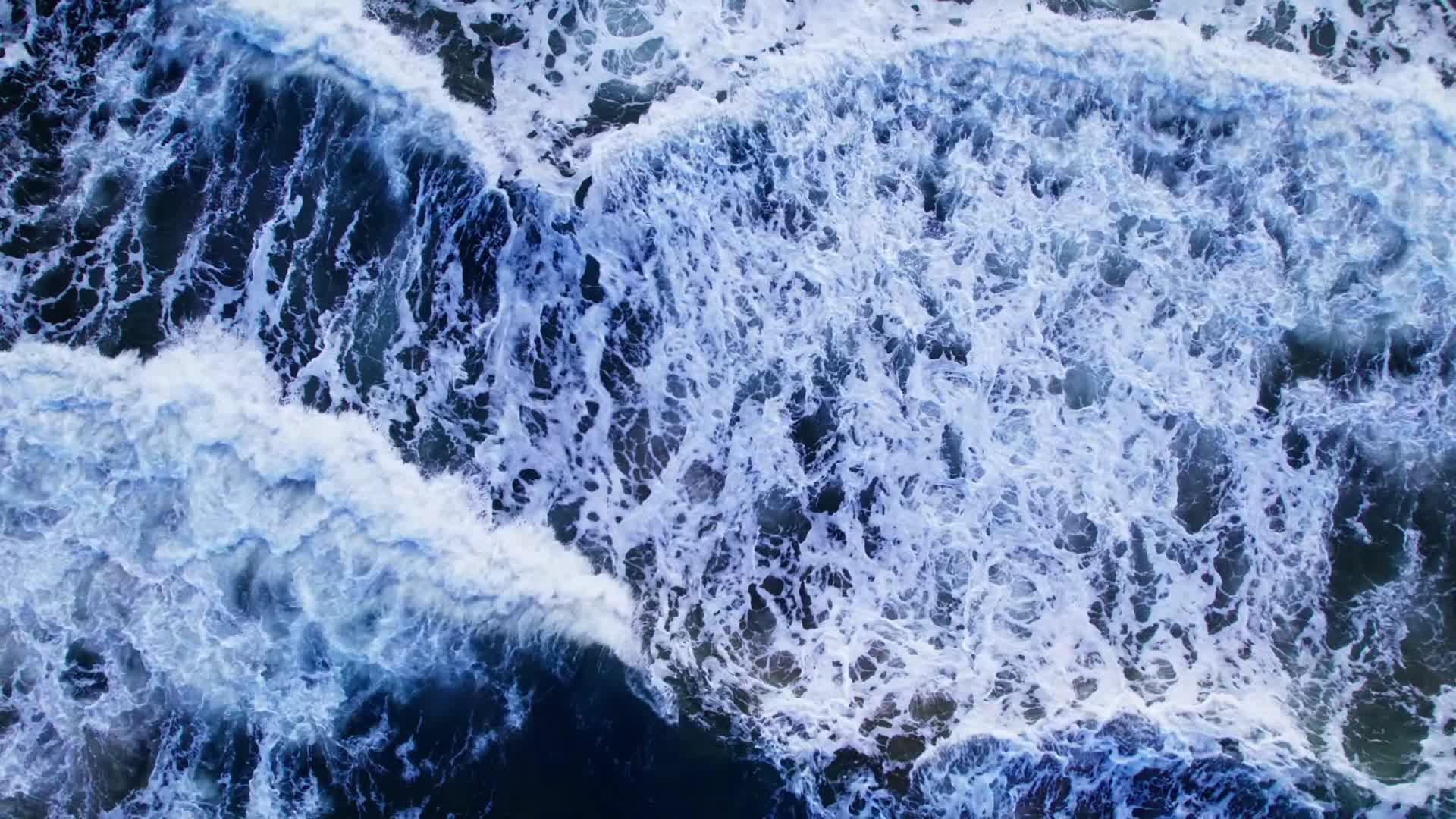 鸟瞰海面海浪撞击白色浪花视频的预览图