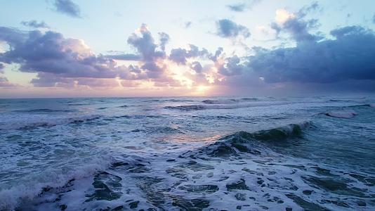 海上日落夕阳海浪激起浪花视频的预览图