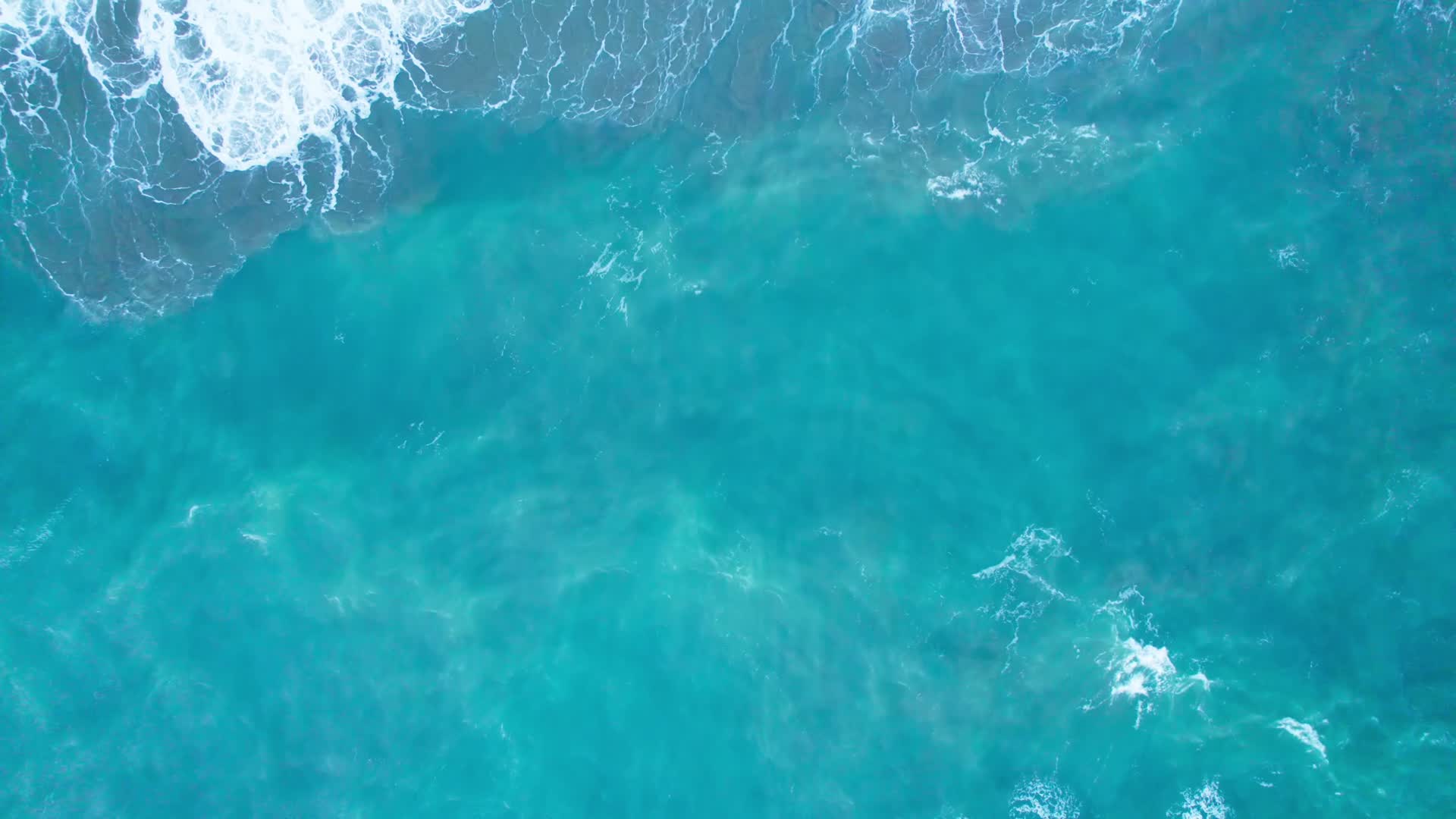 鸟瞰海面海浪撞击白色浪花视频的预览图