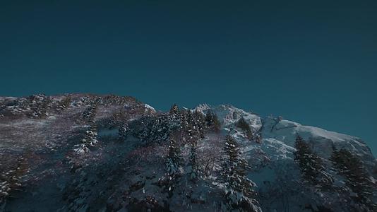 穿越机飞越雪山峡谷冰川视频的预览图