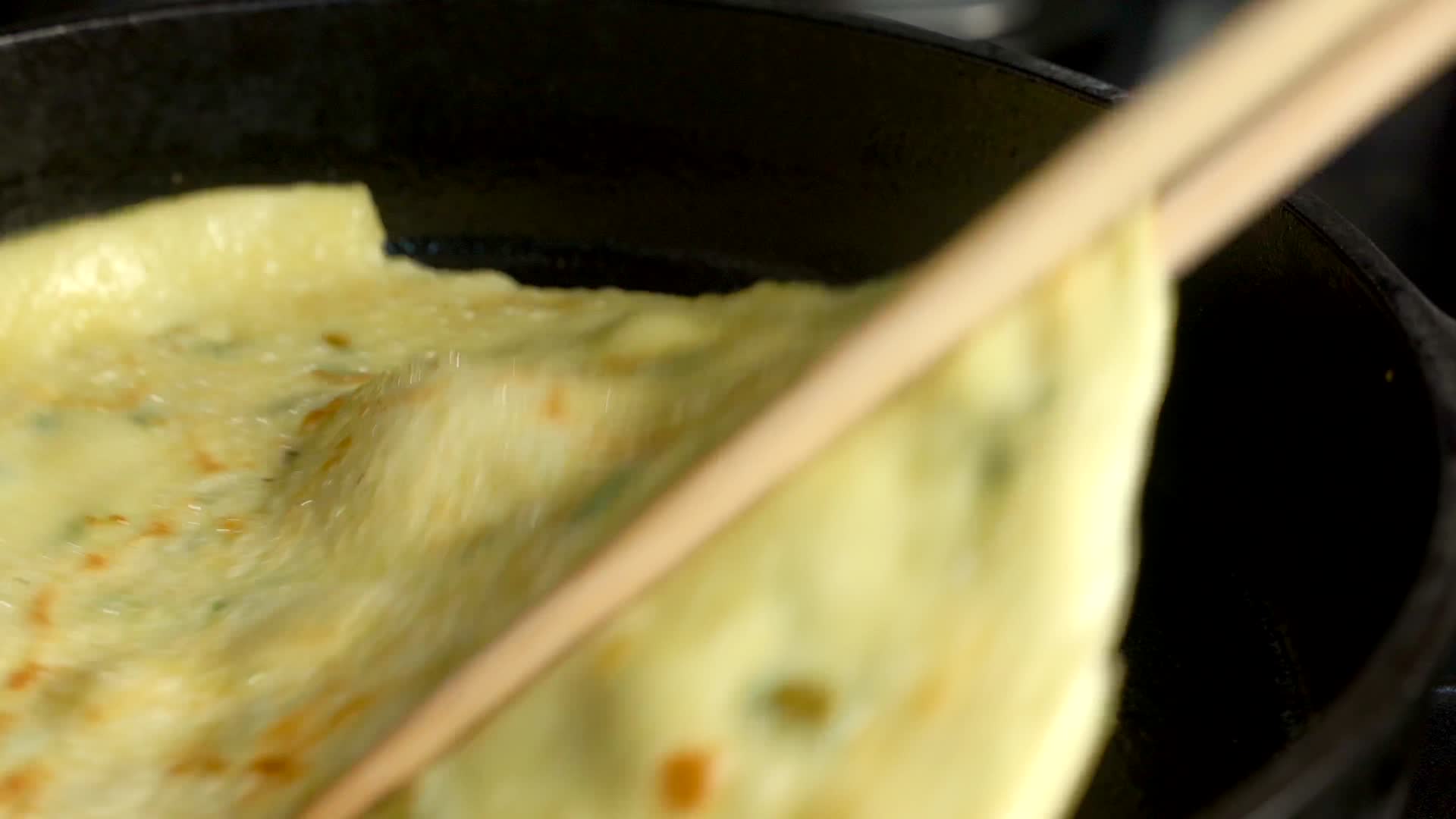 上海葱油饼制作过程4K视频的预览图