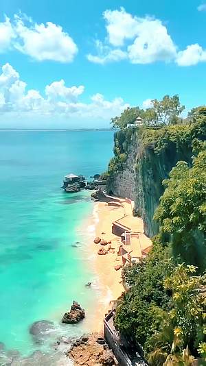 海边悬崖边上沙滩巴厘岛蓝天白云视频的预览图