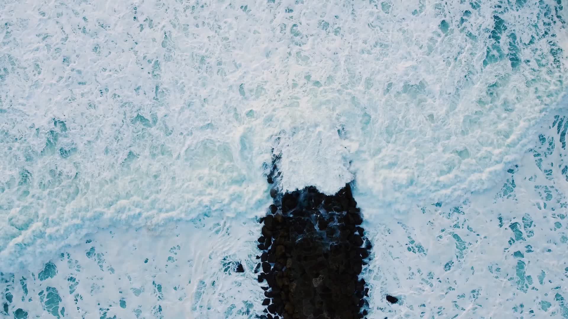 海水冲击堤坝礁石激起白色浪花视频的预览图