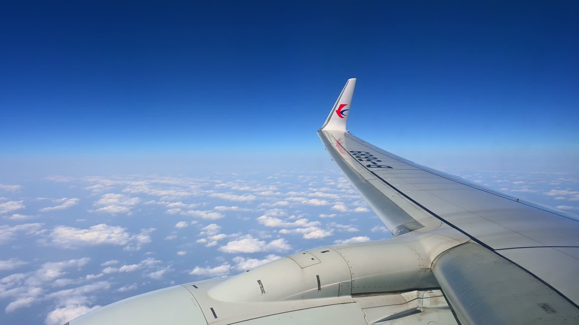 飞机飞行在云层之上透过舷窗俯瞰祖国大地视频的预览图
